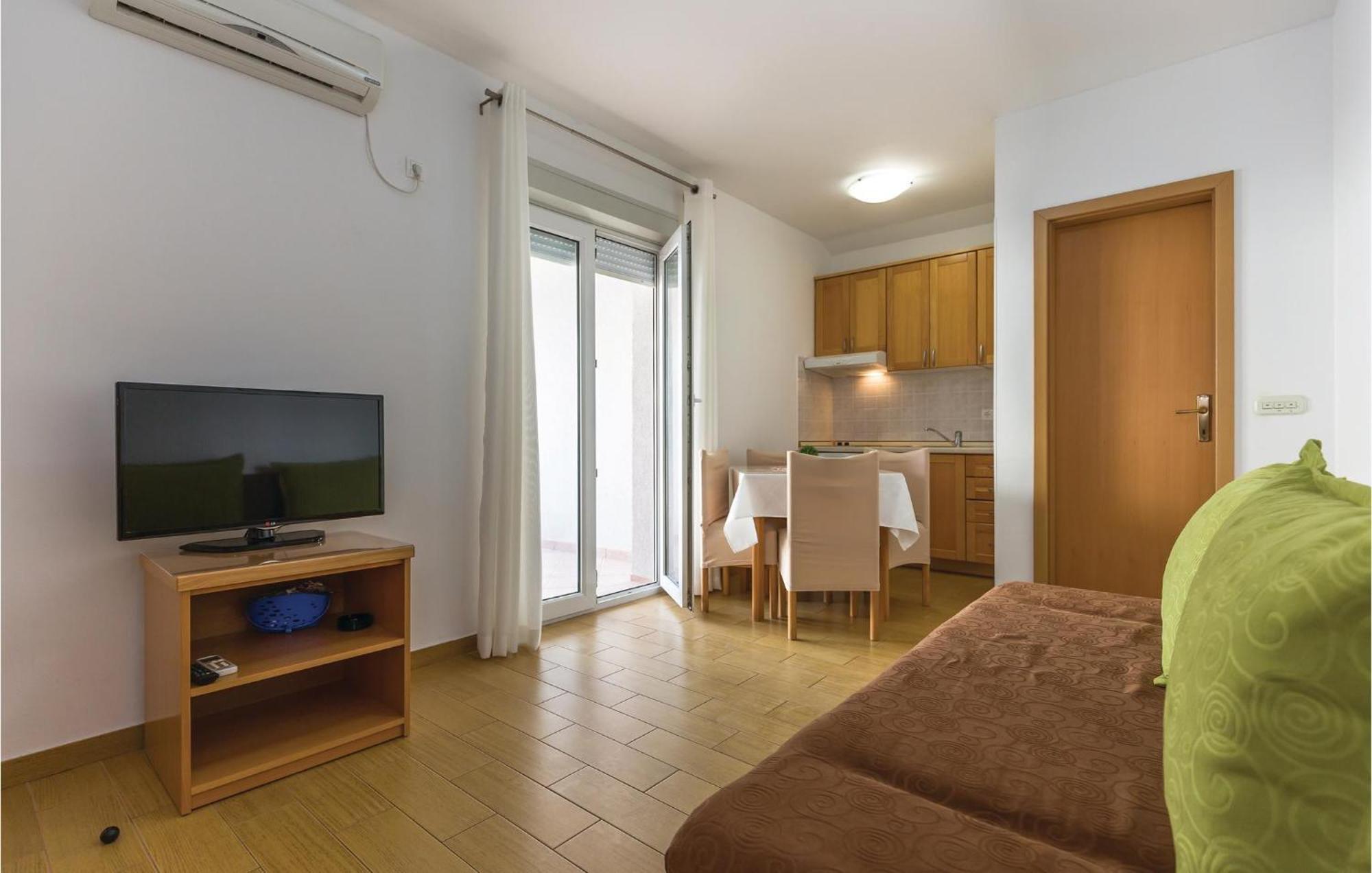 Stunning Apartment In Makarska With Wifi Exterior photo